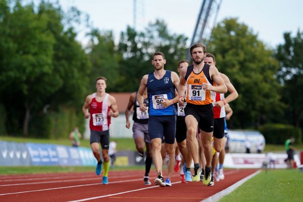 1500m der Maenner mit Jan Ruhrmann (LAV Bayer Uerdingen/Dormagen) und Mario Saur (MTV 1881 Ingolstadt; Deutsche Leichtathletik-Mehrkampfmeisterschaften (Tag 3) am 23.08.2020 in Vaterstetten (Bayern)