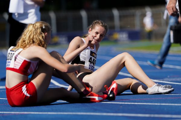 Justine Wehner (Sportclub Magdeburg) und Nele Kuehn (LG Eintracht Frankfurt) nach dem 400m Vorlauf am 04.09.2020 waehrend den deutschen Leichtathletik-Jugendmeisterschaften im Frankenstadion in Heilbronn (Tag1)