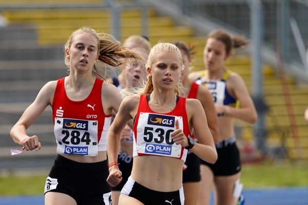 Louisa Hassel (LG Olympia Dortmund) und Lisa Merkel (LG Region Karlsruhe) im 1500m Vorlauf am 04.09.2020 waehrend den deutschen Leichtathletik-Jugendmeisterschaften im Frankenstadion in Heilbronn (Tag1)