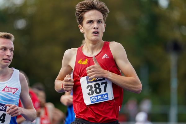 Tim Kalies (Braunschweiger Laufclub) gewinnt den zweiten 1500m Vorlauf und zieht direkt ins Finale ein am 04.09.2020 waehrend den deutschen Leichtathletik-Jugendmeisterschaften im Frankenstadion in Heilbronn (Tag1)