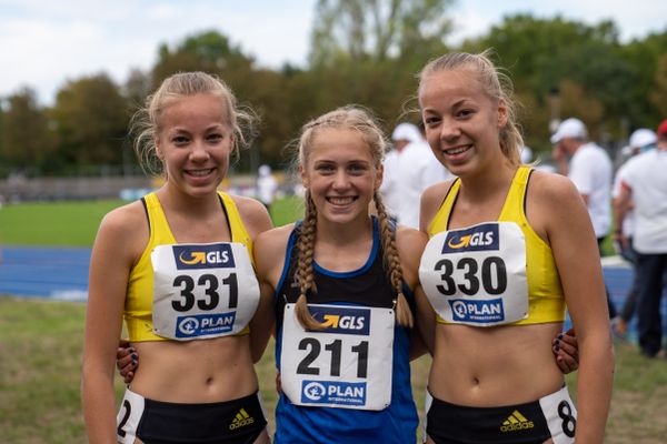 Sophie Hinrichs (VfL Loeningen), Ronja Funck (TV Jahn Walsrode) und Carolin Hinrichs (VfL Loeningen) nach den 2000m Hindernis am 04.09.2020 waehrend den deutschen Leichtathletik-Jugendmeisterschaften im Frankenstadion in Heilbronn (Tag1)