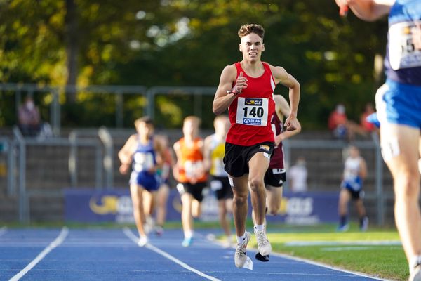 Felix Ebel (Emder Laufgemeinschaft) ueber 3000m waehrend den deutschen Leichtathletik-Jugendmeisterschaften im Frankenstadion in Heilbronn (Tag1)