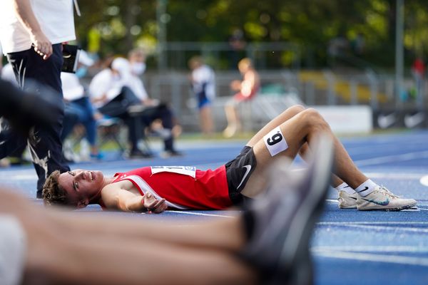 Felix Ebel (Emder Laufgemeinschaft) nach den 3000m waehrend den deutschen Leichtathletik-Jugendmeisterschaften im Frankenstadion in Heilbronn (Tag1)