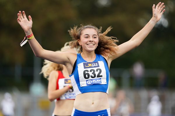 Julia Rath (LAC Quelle Fuerth) gewinnt die 1500m am 05.09.2020 waehrend den deutschen Leichtathletik-Jugendmeisterschaften im Frankenstadion in Heilbronn (Tag2)