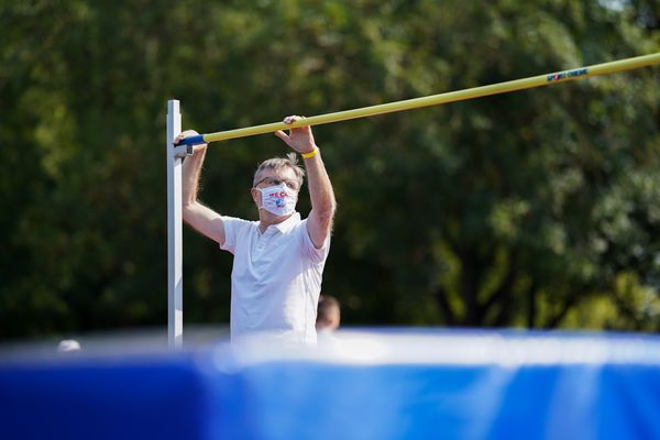 Der NLV Praesident Uwe Schuenemann packt mit beim Hochsprung am 12.09.2020 waehrend den niedersaechsischen Leichtathletik-Landesmeisterschaften im Erika-Fisch-Stadion in Hannover (Tag 1)