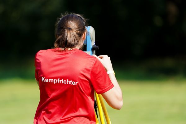 Kampfrichter beim Hammerwurf messen am 12.09.2020 waehrend den niedersaechsischen Leichtathletik-Landesmeisterschaften im Erika-Fisch-Stadion in Hannover (Tag 1)