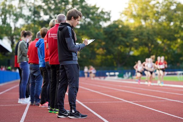 Kampfrichter beim Rundenzaehlen am 12.09.2020 waehrend den niedersaechsischen Leichtathletik-Landesmeisterschaften im Erika-Fisch-Stadion in Hannover (Tag 1)