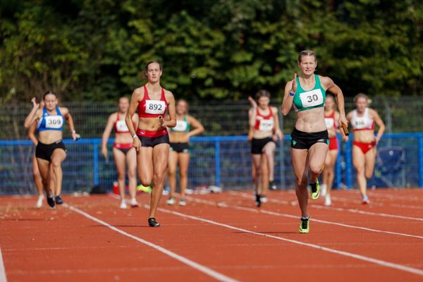 Sandra Dinkeldein (SV Werder Bremen) vor Johanna Schierholt (VfL Eintracht Hannover) ueber 4x100m am 13.09.2020 waehrend den niedersaechsischen Leichtathletik-Landesmeisterschaften im Erika-Fisch-Stadion in Hannover (Tag 2)