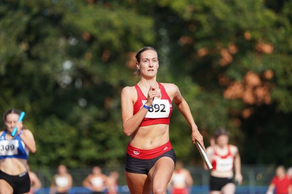 Johanna Schierholt (VfL Eintracht Hannover) ueber 4x100m am 13.09.2020 waehrend den niedersaechsischen Leichtathletik-Landesmeisterschaften im Erika-Fisch-Stadion in Hannover (Tag 2)