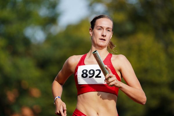 Johanna Schierholt (VfL Eintracht Hannover) ueber 4x100m am 13.09.2020 waehrend den niedersaechsischen Leichtathletik-Landesmeisterschaften im Erika-Fisch-Stadion in Hannover (Tag 2)