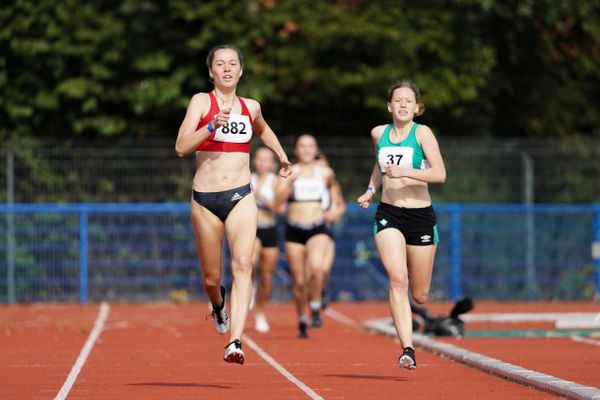 Smilla Kolbe (VfL Eintracht Hannover) und Anna Kremming (SV Werder Bremen) ueber 800m am 13.09.2020 waehrend den niedersaechsischen Leichtathletik-Landesmeisterschaften im Erika-Fisch-Stadion in Hannover (Tag 2)