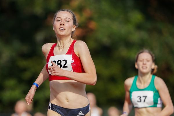 Smilla Kolbe (VfL Eintracht Hannover) und Anna Kremming (SV Werder Bremen) ueber 800m am 13.09.2020 waehrend den niedersaechsischen Leichtathletik-Landesmeisterschaften im Erika-Fisch-Stadion in Hannover (Tag 2)