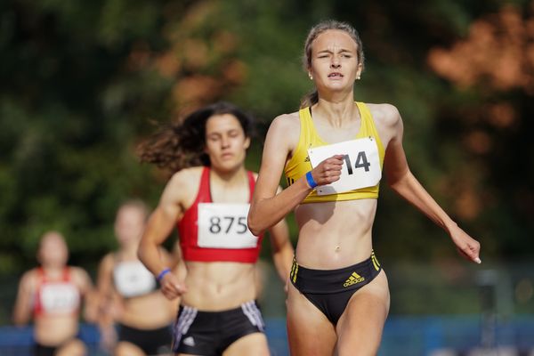 Xenia Krebs (VfL Loeningen) gewinnt vor Anne Gebauer (VfL Eintracht Hannover) ueber 800m am 13.09.2020 waehrend den niedersaechsischen Leichtathletik-Landesmeisterschaften im Erika-Fisch-Stadion in Hannover (Tag 2)