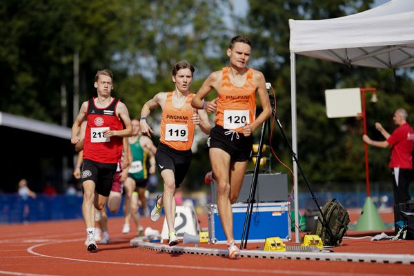 Pascal Terbeznik (Hannover Athletics) macht Tempo fuer Maximilian Pingpank (Hannover Athletics) vor Erik Siemer (LG Osnabrueck) am 13.09.2020 waehrend den niedersaechsischen Leichtathletik-Landesmeisterschaften im Erika-Fisch-Stadion in Hannover (Tag 2)