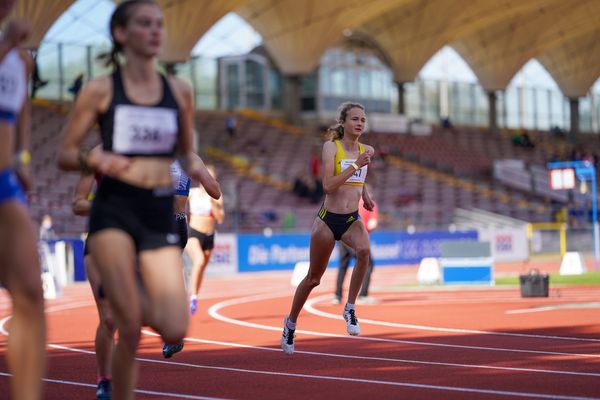 Xenia Krebs (VfL Loeningen) ueber 800m am 19.09.2020 waehrend den niedersaechsischen Leichtathletik-Landesmeisterschaften U18/U20 im Stadion am Marschweg in Oldenburg (Tag 1)