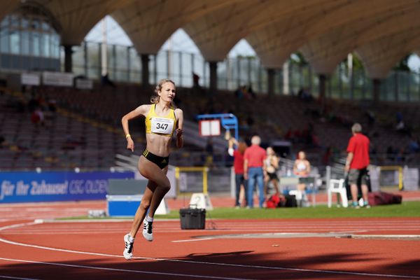 Xenia Krebs (VfL Loeningen) ueber 800m am 19.09.2020 waehrend den niedersaechsischen Leichtathletik-Landesmeisterschaften U18/U20 im Stadion am Marschweg in Oldenburg (Tag 1)