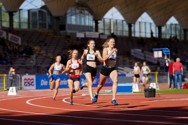 Lea Jerkovic (LC Hansa Stuhr) vor Verena Blanke (VfL Germania Leer) und Svenja Holenburg (VfL Eintracht Hannover) am 19.09.2020 waehrend den niedersaechsischen Leichtathletik-Landesmeisterschaften U18/U20 im Stadion am Marschweg in Oldenburg (Tag 1)