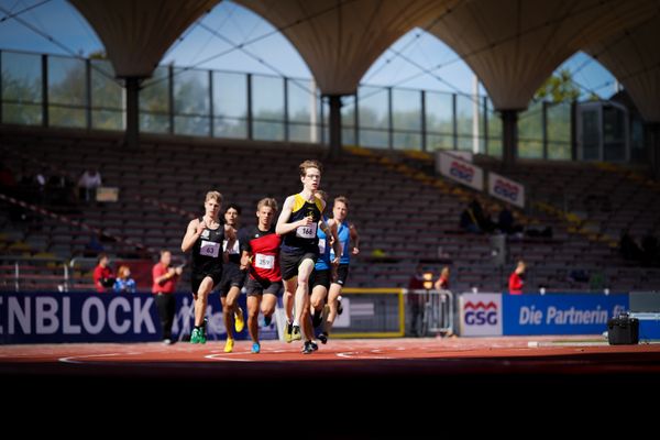 Fabian Goedeke (LGG Ganderkesee) vor Lukas Schendel (Hannover 96) und Julius Bode (TSV Mehrum) ueber 800m am 19.09.2020 waehrend den niedersaechsischen Leichtathletik-Landesmeisterschaften U18/U20 im Stadion am Marschweg in Oldenburg (Tag 1)