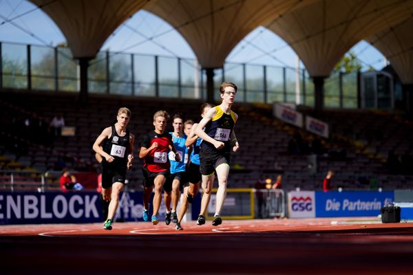 Fabian Goedeke (LGG Ganderkesee) vor Lukas Schendel (Hannover 96) und Julius Bode (TSV Mehrum) ueber 800m am 19.09.2020 waehrend den niedersaechsischen Leichtathletik-Landesmeisterschaften U18/U20 im Stadion am Marschweg in Oldenburg (Tag 1)