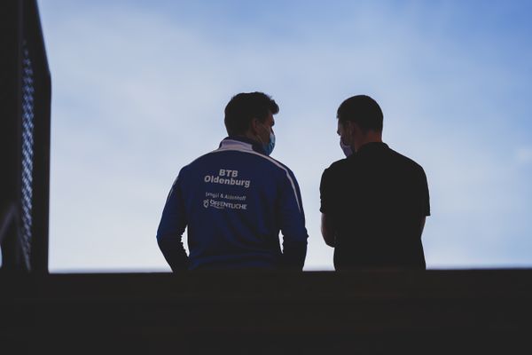 Jan Gutzeit im Gespraech am 19.09.2020 waehrend den niedersaechsischen Leichtathletik-Landesmeisterschaften U18/U20 im Stadion am Marschweg in Oldenburg (Tag 1)