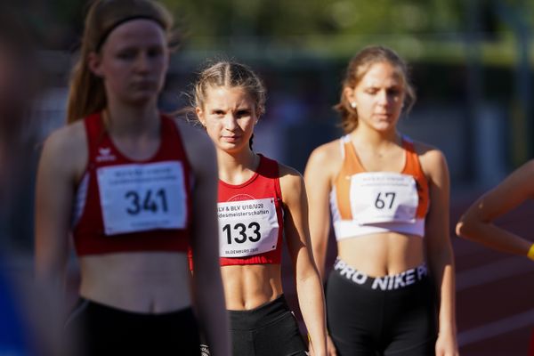 Laura-Marie Brockmann (LG Osnabrueck) ueber 800m am 19.09.2020 waehrend den niedersaechsischen Leichtathletik-Landesmeisterschaften U18/U20 im Stadion am Marschweg in Oldenburg (Tag 1)