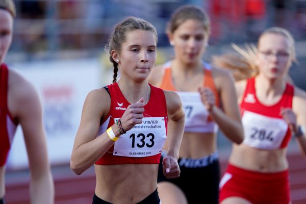 Laura-Marie Brockmann (LG Osnabrueck) ueber 800m am 19.09.2020 waehrend den niedersaechsischen Leichtathletik-Landesmeisterschaften U18/U20 im Stadion am Marschweg in Oldenburg (Tag 1)