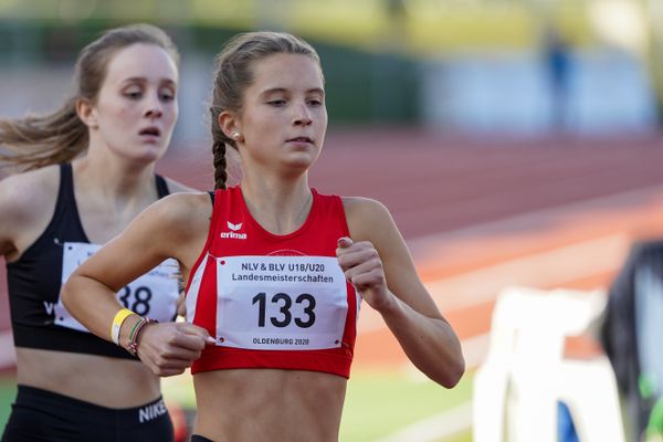 Laura-Marie Brockmann (LG Osnabrueck) ueber 800m am 19.09.2020 waehrend den niedersaechsischen Leichtathletik-Landesmeisterschaften U18/U20 im Stadion am Marschweg in Oldenburg (Tag 1)