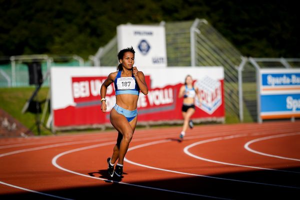 Hannah Omer (Rukeli Trollmann e. V.) ueber 400m am 19.09.2020 waehrend den niedersaechsischen Leichtathletik-Landesmeisterschaften U18/U20 im Stadion am Marschweg in Oldenburg (Tag 1)