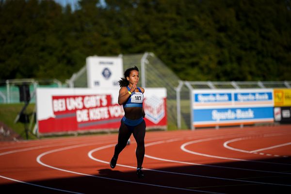 Hannah Omer (Rukeli Trollmann e. V.) ueber 400m am 19.09.2020 waehrend den niedersaechsischen Leichtathletik-Landesmeisterschaften U18/U20 im Stadion am Marschweg in Oldenburg (Tag 1)