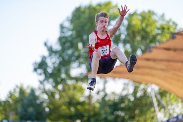 Luis Grewe (VfL Eintracht Hannover) im Weisprung am 19.09.2020 waehrend den niedersaechsischen Leichtathletik-Landesmeisterschaften U18/U20 im Stadion am Marschweg in Oldenburg (Tag 1)