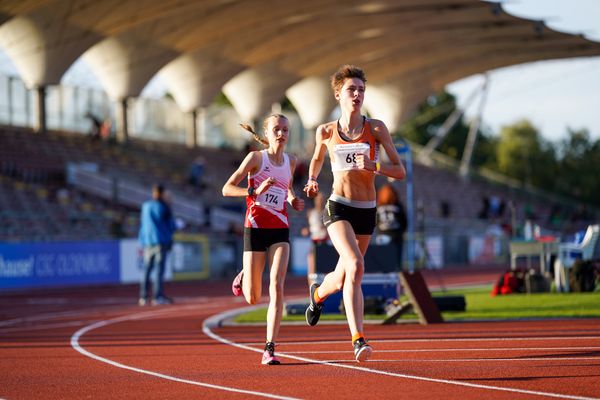 Jasmina Nanette Stahl (Hannover Athletics) vor Anna Luetjen (MTV Soltau) am 19.09.2020 waehrend den niedersaechsischen Leichtathletik-Landesmeisterschaften U18/U20 im Stadion am Marschweg in Oldenburg (Tag 1)