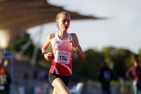 Anna Luetjen (MTV Soltau) ueber 3000m am 19.09.2020 waehrend den niedersaechsischen Leichtathletik-Landesmeisterschaften U18/U20 im Stadion am Marschweg in Oldenburg (Tag 1)