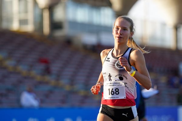 Svea Timm (Lueneburger SV) ueber 3000m am 19.09.2020 waehrend den niedersaechsischen Leichtathletik-Landesmeisterschaften U18/U20 im Stadion am Marschweg in Oldenburg (Tag 1)