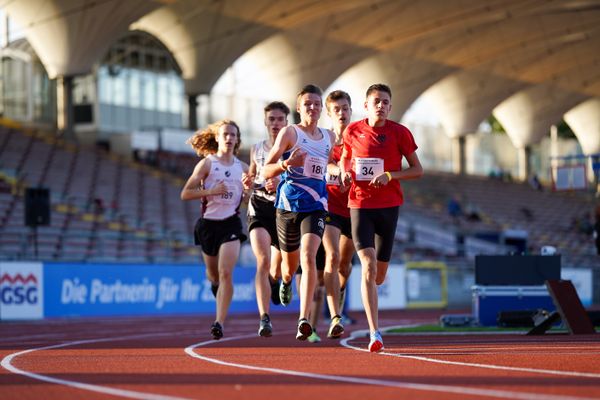 Gabriel Monien (DSC Oldenburg) vor Jonas Kulgemeyer (OTB Osnabrueck) am 19.09.2020 waehrend den niedersaechsischen Leichtathletik-Landesmeisterschaften U18/U20 im Stadion am Marschweg in Oldenburg (Tag 1)