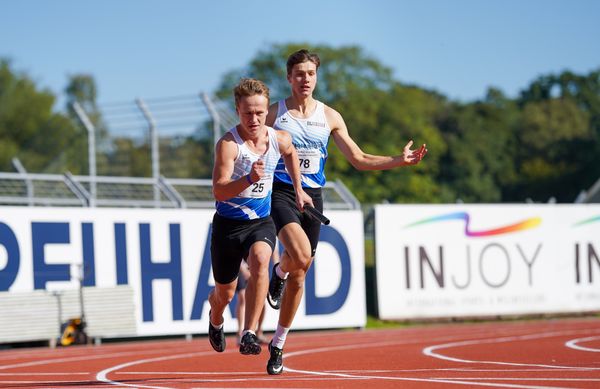 Lasse Pixberg (LC Hansa Stuhr) wechselt auf Tim Gutzeit (BTB Oldenburg) am 20.09.2020 waehrend den niedersaechsischen Leichtathletik-Landesmeisterschaften U18/U20 im Stadion am Marschweg in Oldenburg (Tag 2)