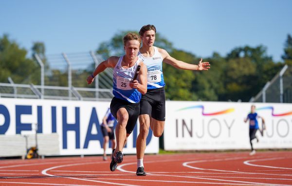 Lasse Pixberg (LC Hansa Stuhr) wechselt auf Tim Gutzeit (BTB Oldenburg) am 20.09.2020 waehrend den niedersaechsischen Leichtathletik-Landesmeisterschaften U18/U20 im Stadion am Marschweg in Oldenburg (Tag 2)