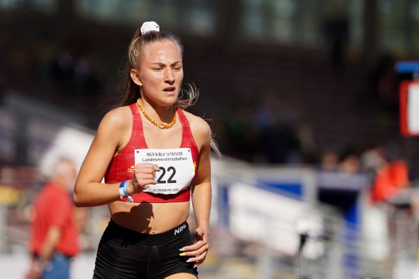 Julia Jablonski (Braunschweiger Laufclub) ueber 1500m am 20.09.2020 waehrend den niedersaechsischen Leichtathletik-Landesmeisterschaften U18/U20 im Stadion am Marschweg in Oldenburg (Tag 2)