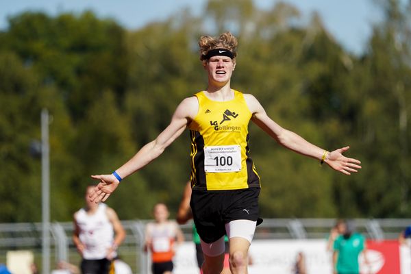 Maik Bruse (LG Goettingen) gewinnt die 1500m am 20.09.2020 waehrend den niedersaechsischen Leichtathletik-Landesmeisterschaften U18/U20 im Stadion am Marschweg in Oldenburg (Tag 2)