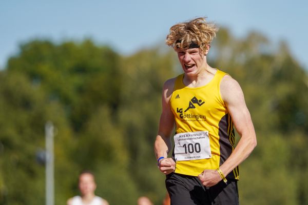 Maik Bruse (LG Goettingen) gewinnt die 1500m am 20.09.2020 waehrend den niedersaechsischen Leichtathletik-Landesmeisterschaften U18/U20 im Stadion am Marschweg in Oldenburg (Tag 2)