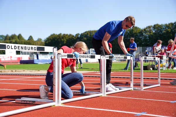 Aufbau der Huerden durch Helfer am 20.09.2020 waehrend den niedersaechsischen Leichtathletik-Landesmeisterschaften U18/U20 im Stadion am Marschweg in Oldenburg (Tag 2)