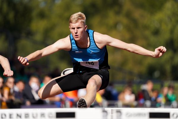 Henrik Moll (LG UnterluessFassbergOldendorf) ueber 110m Huerden am 20.09.2020 waehrend den niedersaechsischen Leichtathletik-Landesmeisterschaften U18/U20 im Stadion am Marschweg in Oldenburg (Tag 2)