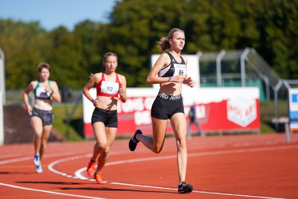 Julia Holboer (LC Nordhorn) ueber 1500m am 20.09.2020 waehrend den niedersaechsischen Leichtathletik-Landesmeisterschaften U18/U20 im Stadion am Marschweg in Oldenburg (Tag 2)