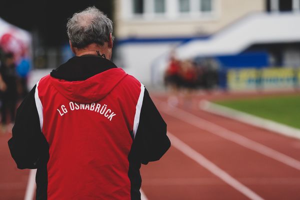 Anton Siemer (LG Osnabrueck) stopp die Zwischenzeiten am 02.10.2020 im Sportpark Gretesch beim Staffelwettkampf der LG Osnabrueck