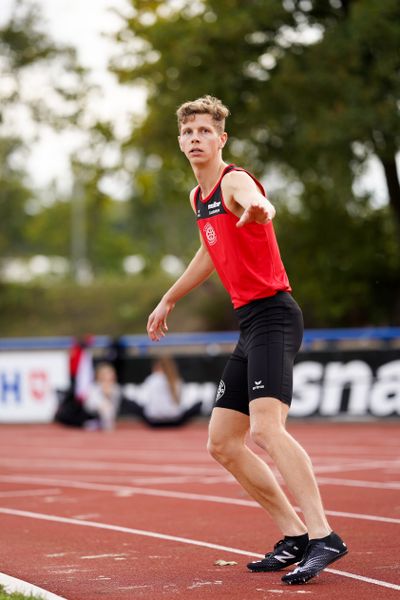 Steffen Riesenpatt (LG Osnabrueck) wartet auf den Staffelstab am 02.10.2020 im Sportpark Gretesch beim Staffelwettkampf der LG Osnabrueck