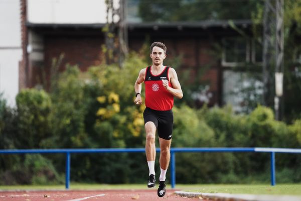 Marvin Dierker (LG Osnabrueck) als Schlusslaeufer der 4x1500m Staffel am 02.10.2020 im Sportpark Gretesch beim Staffelwettkampf der LG Osnabrueck