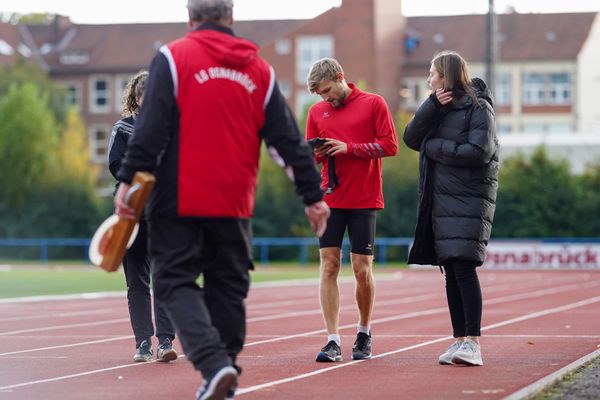 Fabian Dammermann (LG Osnabrueck) mit der Smartrack-App am 15.10.2020 im Sportpark Gretesch