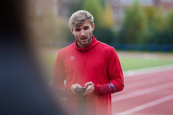 Fabian Dammermann (LG Osnabrueck) mit der Smartrack-App am 15.10.2020 im Sportpark Gretesch