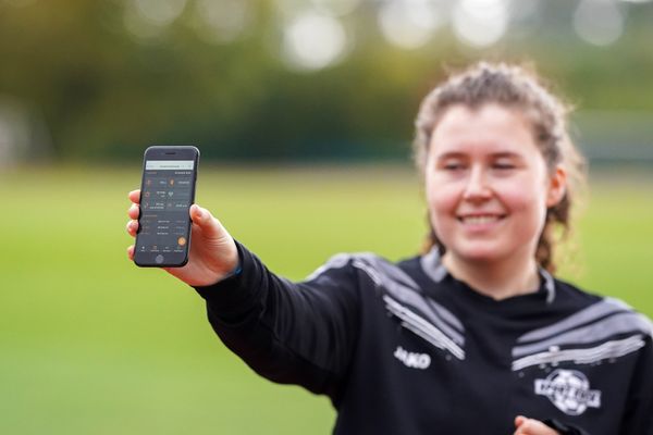 NOZ Mitarbeiterin mit der Smartrack-App am 15.10.2020 im Sportpark Gretesch