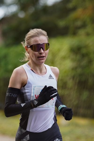 Vaida Zusinaite (Lithuania) am 25.10.2020 beim BLN 42195 Halbmarathon & Marathon in Bernoewe (Stadt Oranienburg)