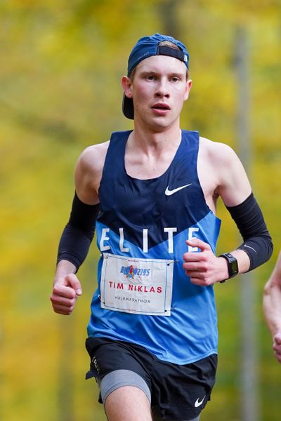 David Brecht (LG Braunschweig) und Tim-Niklas Schwippel (LG Braunschweig) am 25.10.2020 beim BLN 42195 Halbmarathon & Marathon in Bernoewe (Stadt Oranienburg)